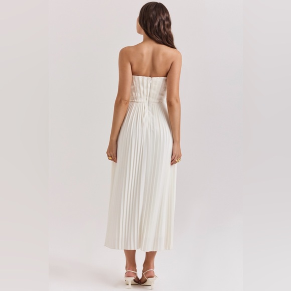 Amorata Ivory Pleated Maxi Dress - Picture 5 of 10